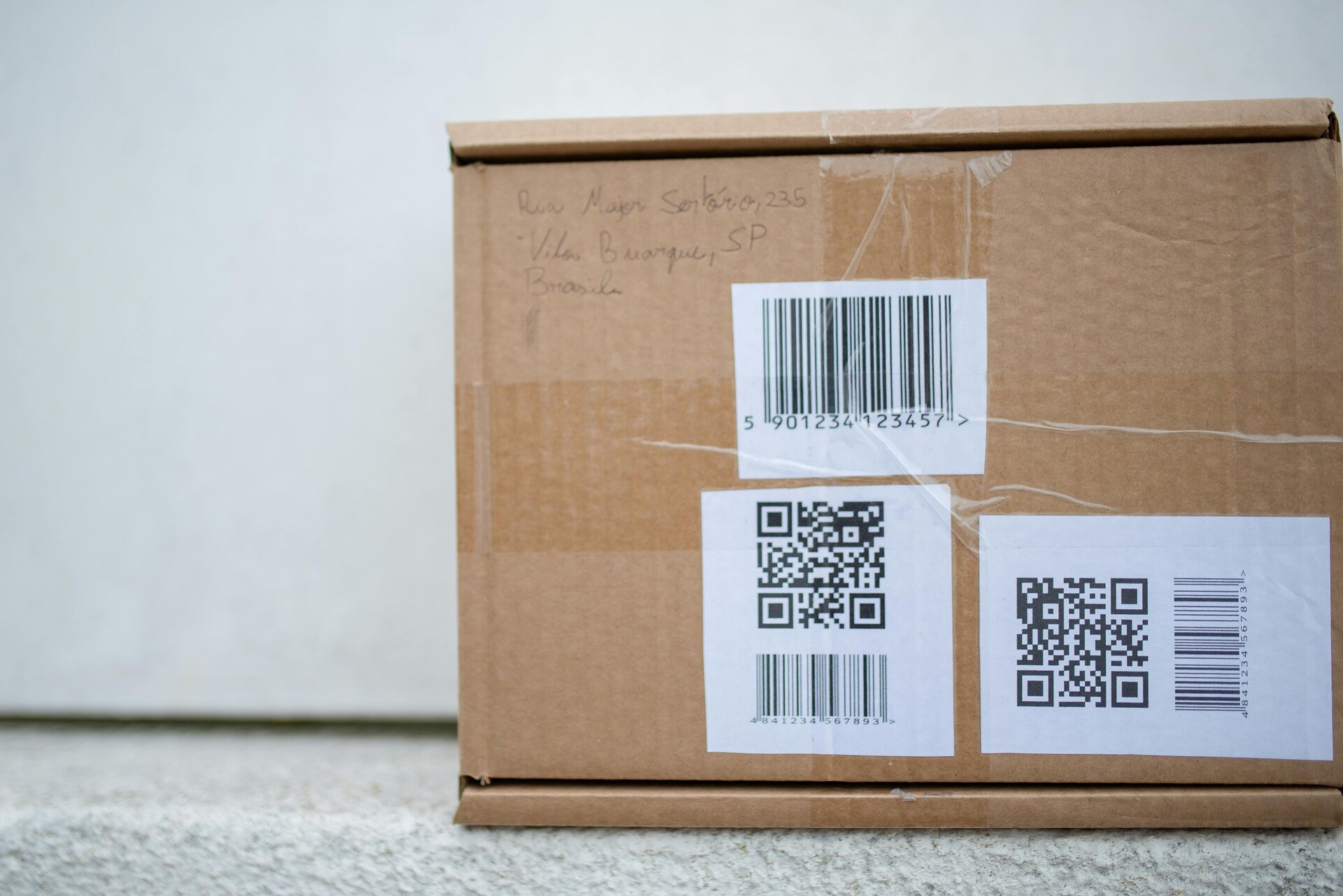 barcodes und QR codes auf einem Paket